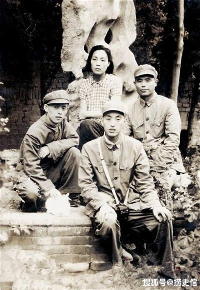 1949年5月,李刚(前)与中共河南省周口市委书记纪涵星(左一,妇联主任