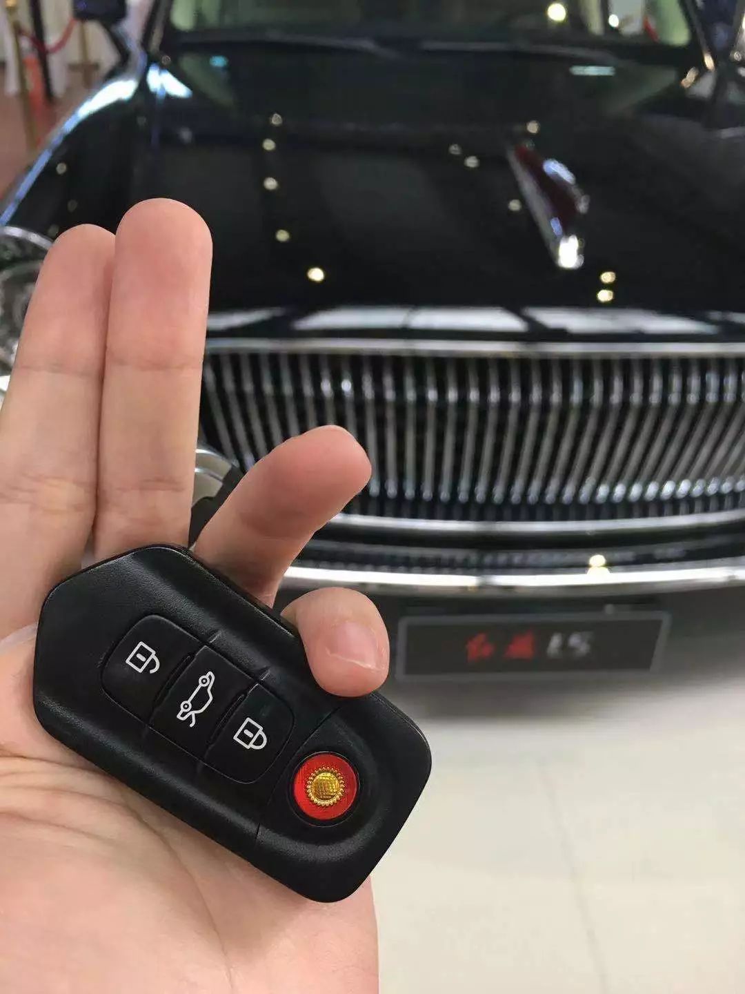 话说电视上看红旗阅兵车这么久,你可好奇这部车的钥匙?