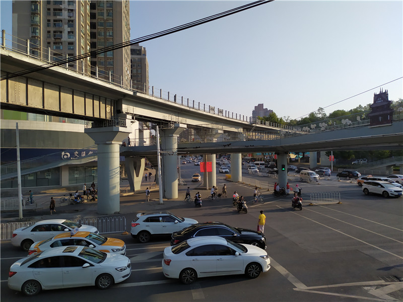 武汉一拆迁工地全部还绿和停车场_小东门