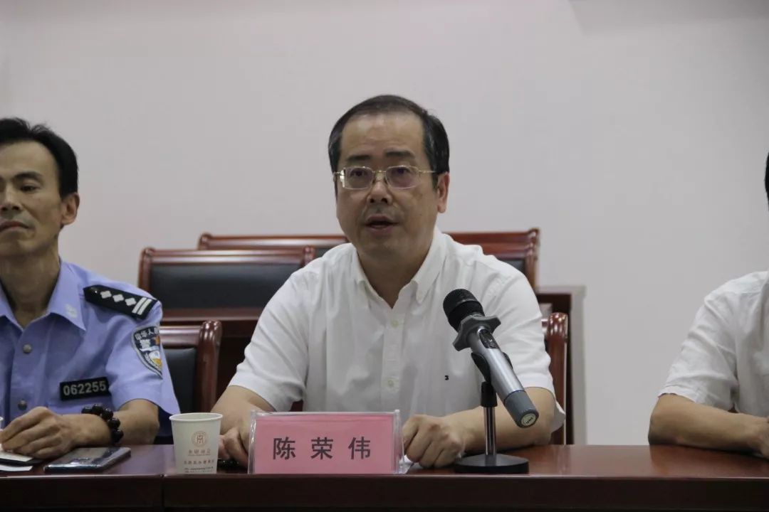 活动中,龙游县公安局经济犯罪侦查大队长王小忠以案说法,深入浅出地