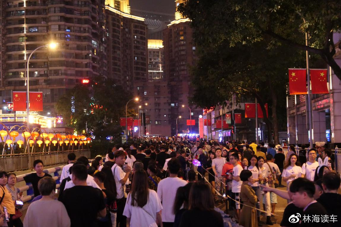 晚上10点洪崖洞依然人山人海