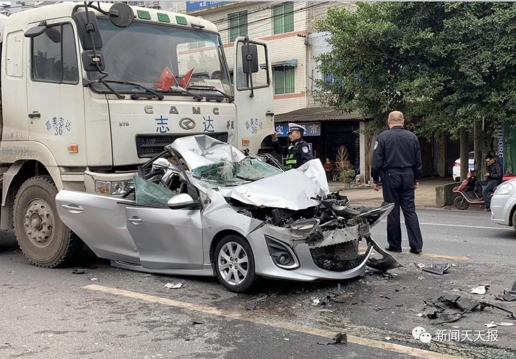 苏稽发生一起三车相撞事故,白色小车现场报废,一片狼藉!