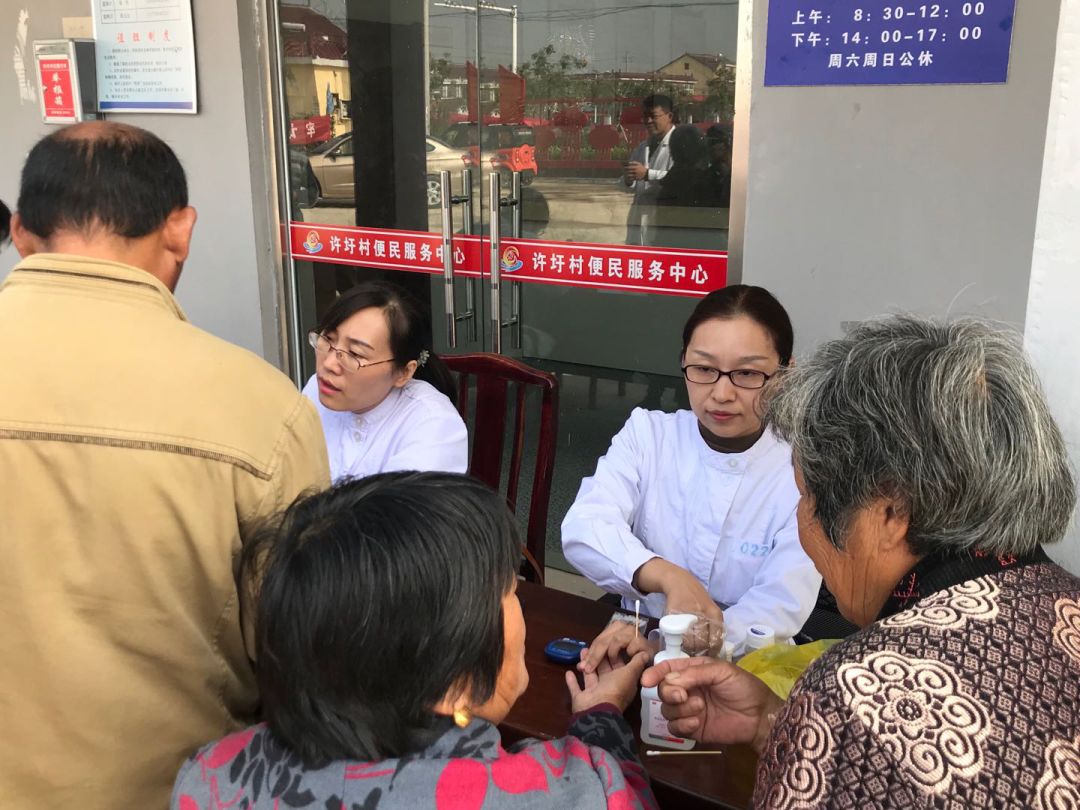 连一医10多个科室联合,赴灌南县许圩村开展健康义诊活动