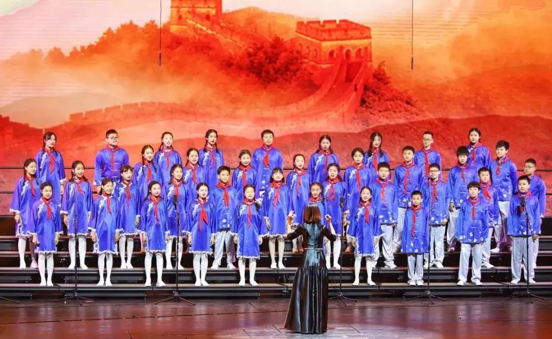 爱菊小学等带来的《唱支山歌给党听》《卖报歌》《快乐的节日》《我们