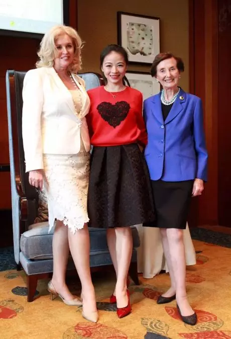 独特气质流露于举手投足之间晋升女神巧用身体语言展示魅力