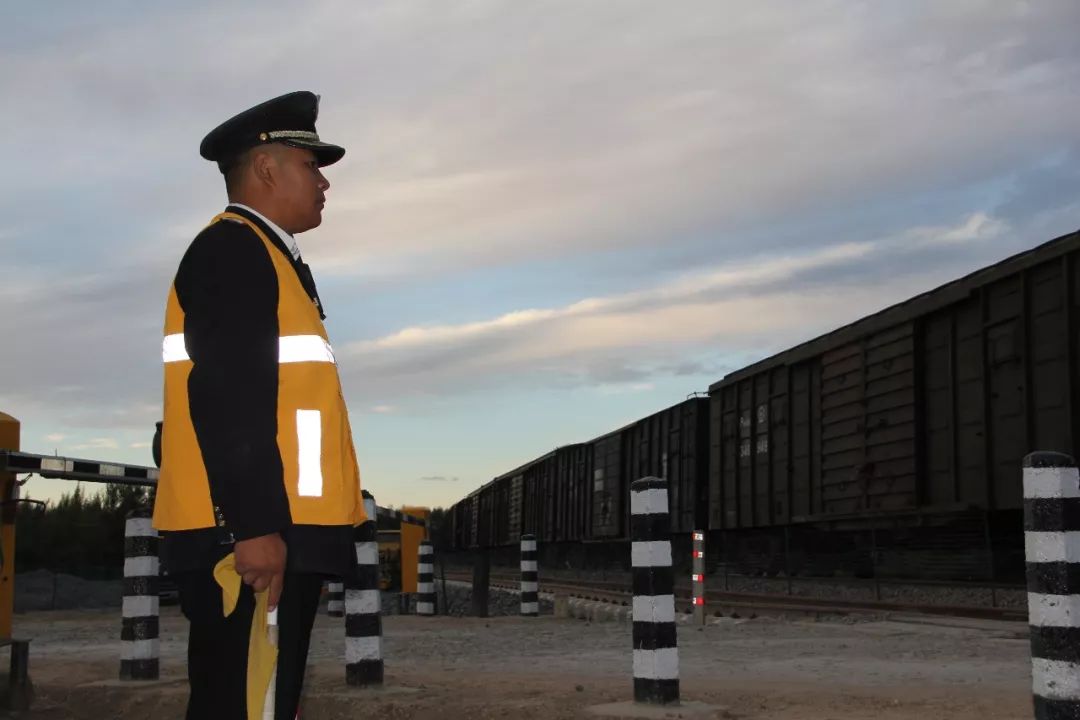 "k642道口,39117次列车接近"18时05分对讲机里传来列车报警信息和往常