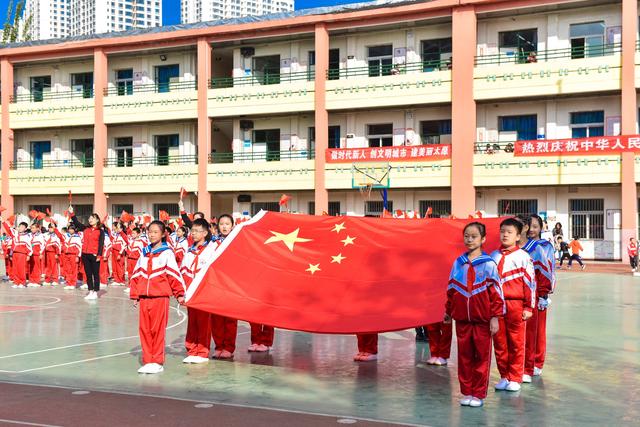 太原市萬柏林區建築北巷小學舉行五星紅旗我為你自豪升國旗儀式