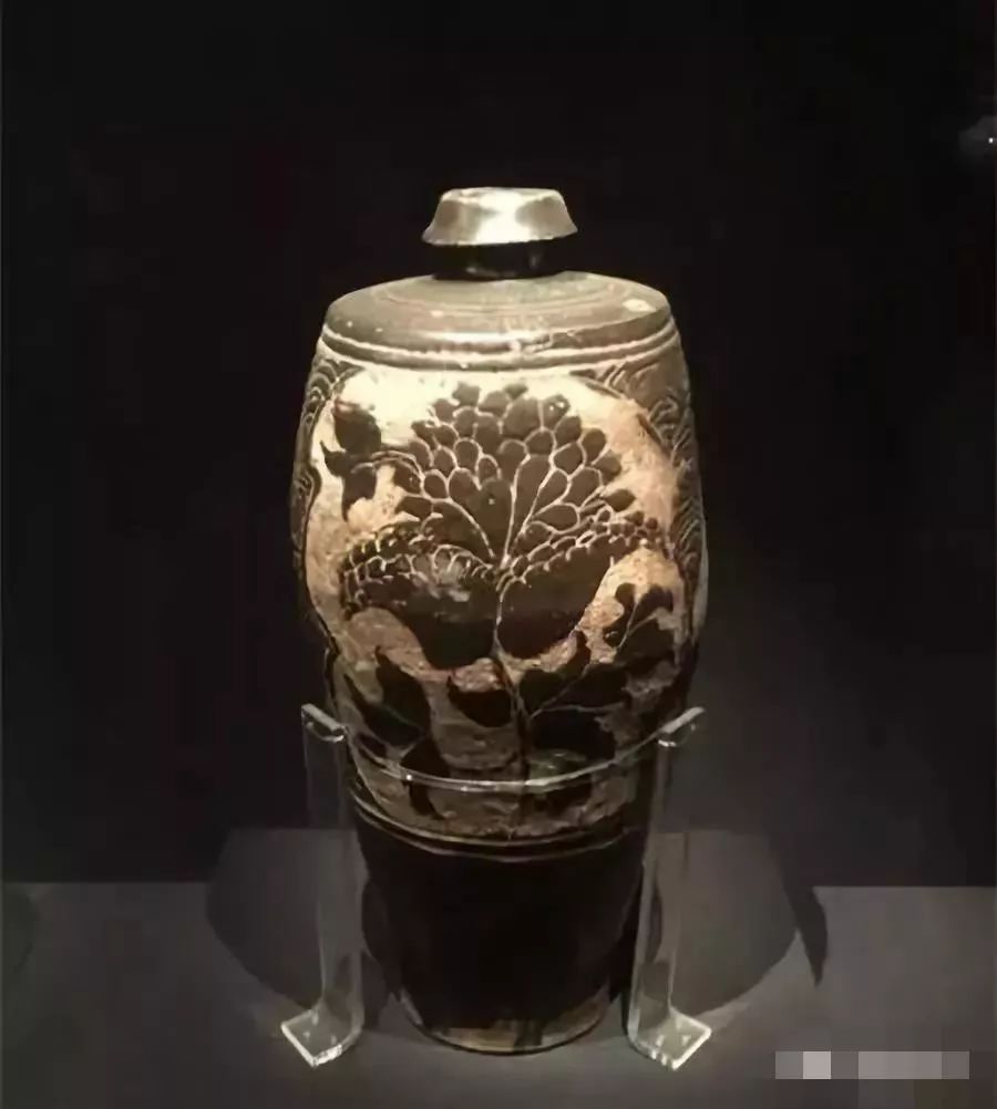 北宋 新安窑白釉珍珠地划花缠枝花卉纹瓶 ,1984年河南省三门峡市区宋