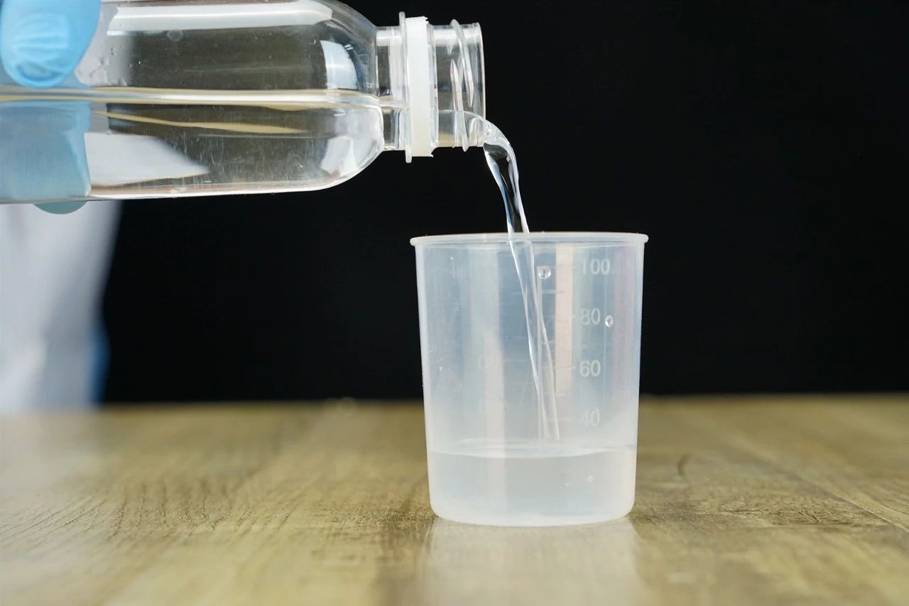 02往玻璃瓶中放入靛蓝胭脂红,加入50ml的水制成水溶液.