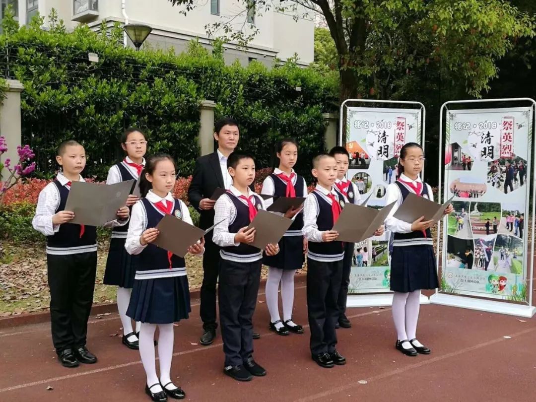 领巾胸前飘求知在行动