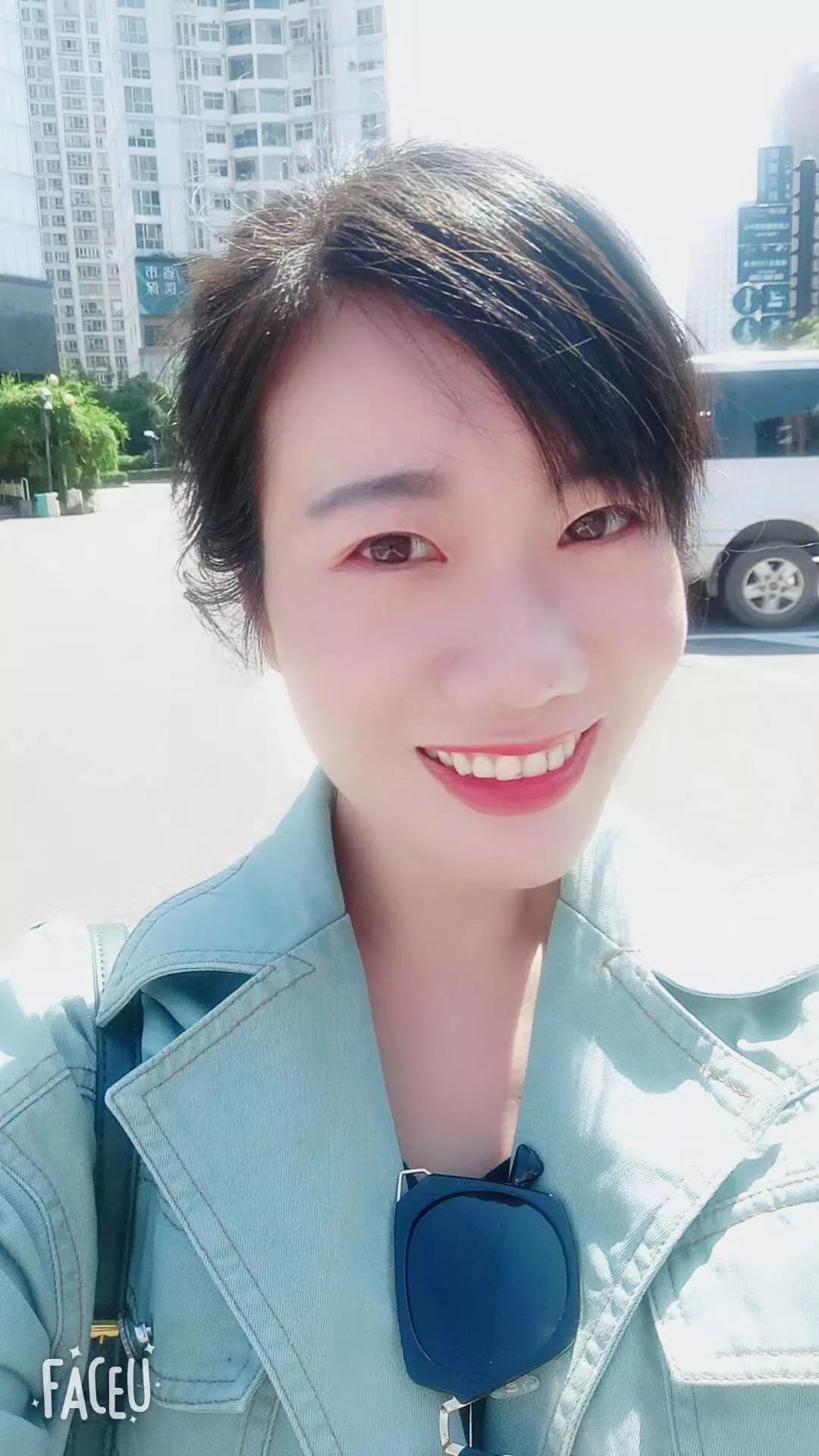 发送三张生活照(半身照2张,全身照1张),照片清晰,自然 4.