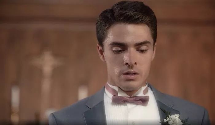 而这次最大的受益者便是饰演emma roberts未婚夫的男演员spencer