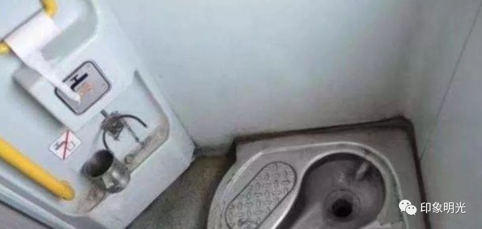 你知道火车厕所的粪便都去哪里了吗