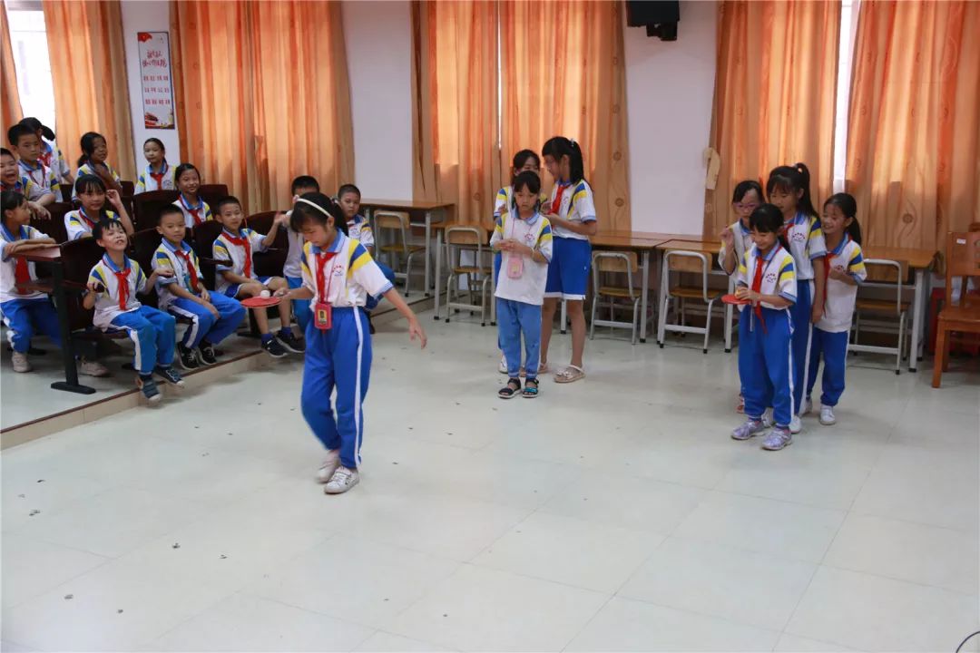 与爱同行健康成长南岸科德小学举办关爱进城务工人员子女活动