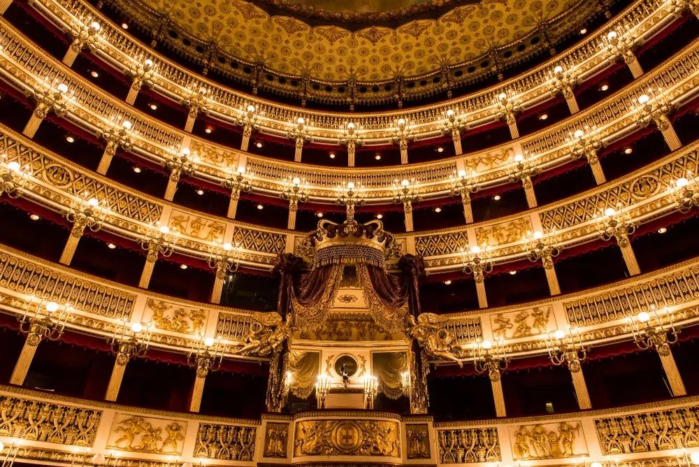 从马德里四合院出发逛皇宫看剧院400多年的历史带你一天逛完