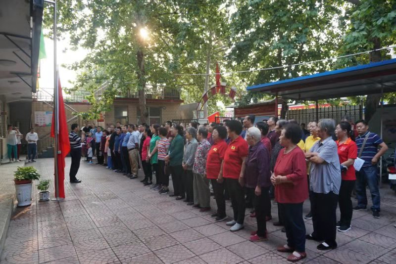 石家庄钟家庄举行升国旗仪式集体高唱国歌