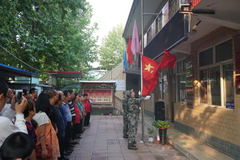 石家庄钟家庄举行升国旗仪式集体高唱国歌