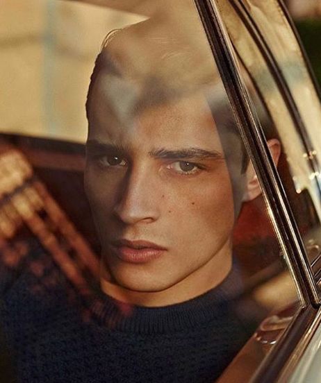 baptist radufe他的头发是阿波罗的琴弦clemente chabernaud握着纸