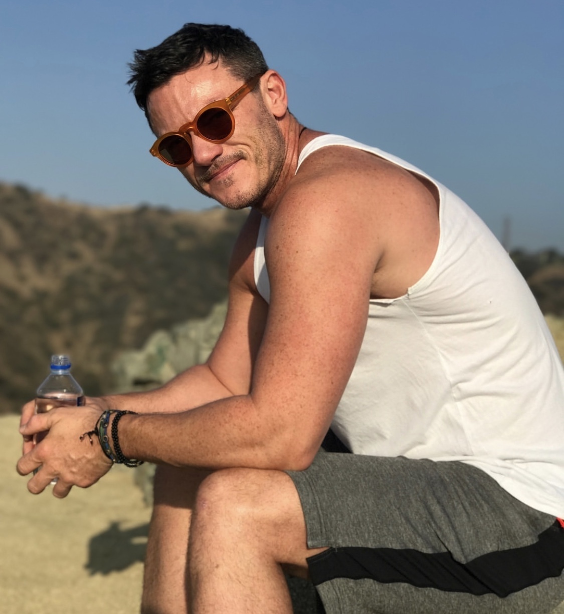 原创男人40一枝花,英伦美1 luke evans除了演员,男模外即将发布新专辑