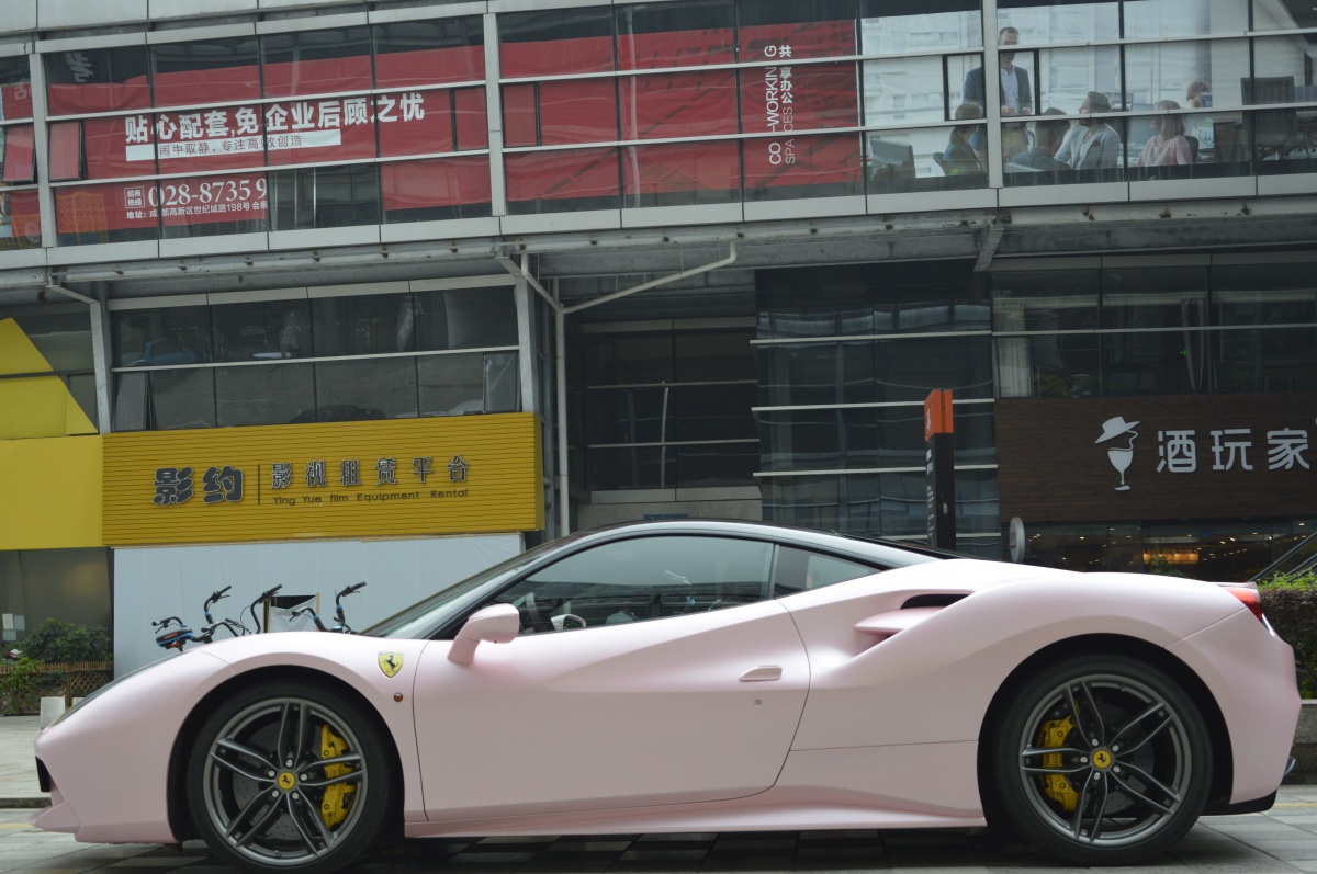 电光樱花粉色的法拉利488,除了春天的气息还有满满粉嫩少女心
