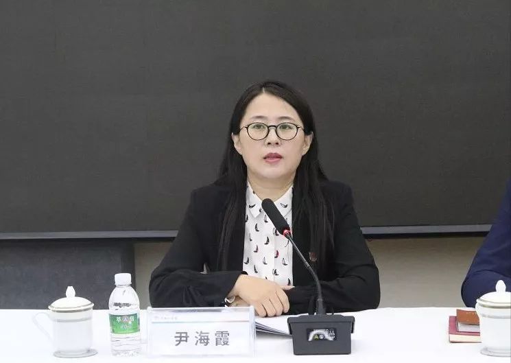 同和街道党工委副书记,办事处主任尹海霞主持会议,并就主题教育开展