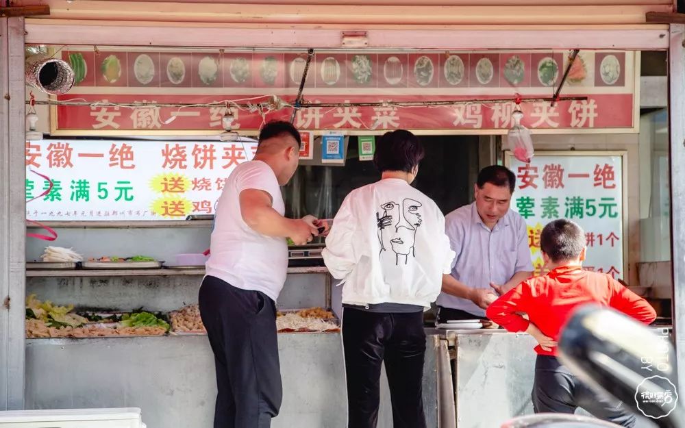 藏在喧闹布厂街的安徽风味烧饼夹菜从小推车到门店是不是你记忆中的