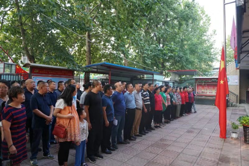 石家庄钟家庄举行升国旗仪式集体高唱国歌