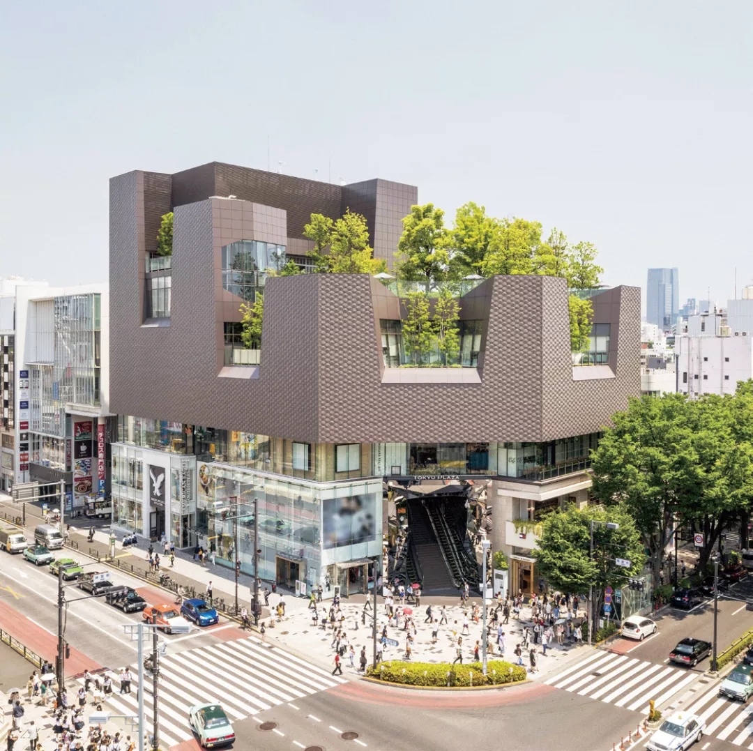 一千米的街道两旁林立着二十位建筑大师的作品,囊括了数位普利兹克奖