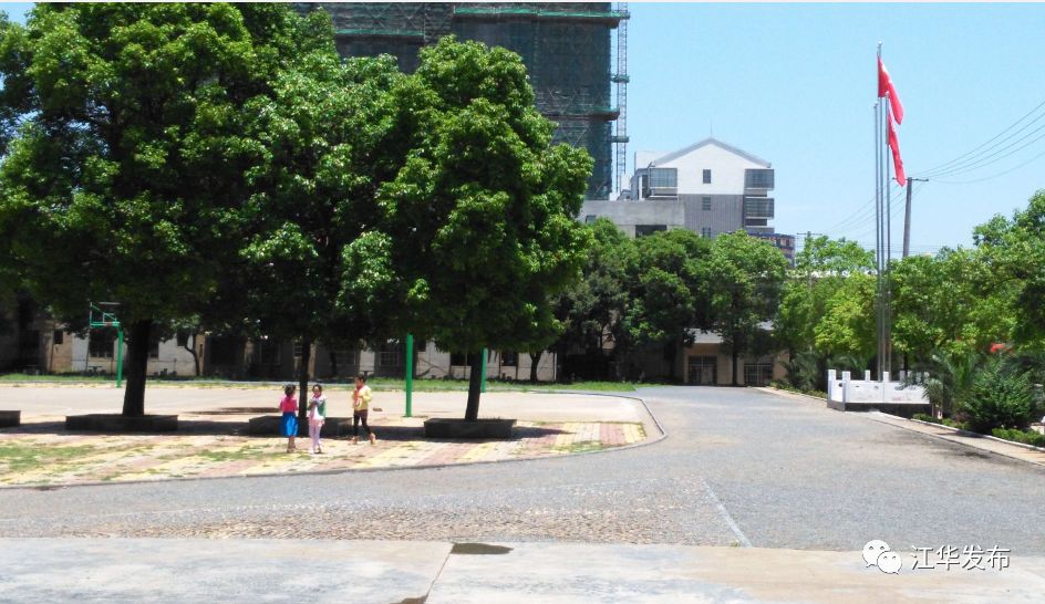 沱江镇第二小学托起瑶乡明天的太阳