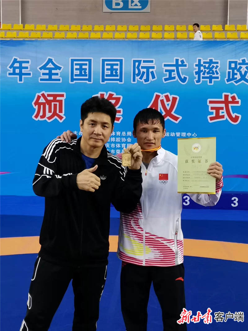 别克和他的教练斯日古楞.