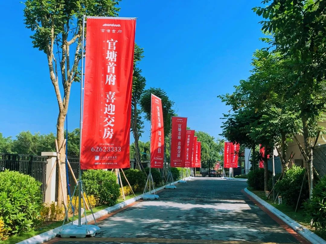 踏进首府伊始,迎面而来的欢迎道旗,整洁宽敞的步道