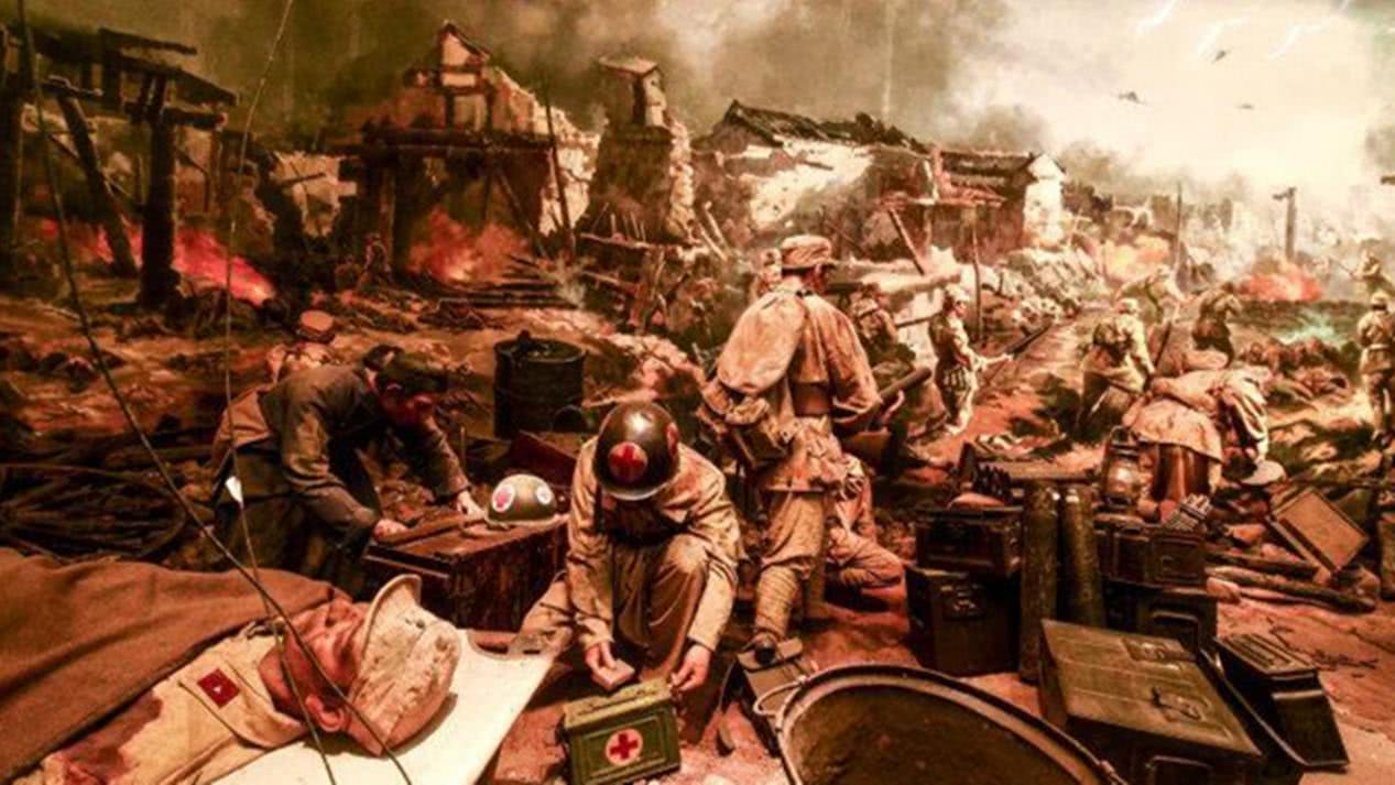 可能一些小伙伴已经猜到了,他们就是战场上的"医护人员",这些人不管