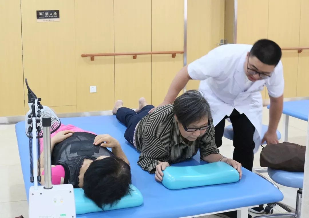 中心入驻一支包括2位康复医师,3位康复治疗师以及若干专业护工组成的