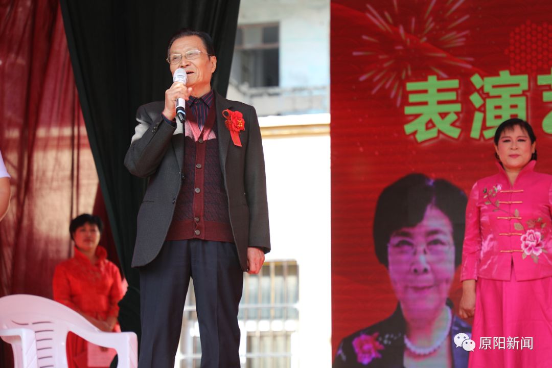 拜师现场戏曲评论家,拜师见证人朱超伦向柳兰芳,汤玉英表示祝贺