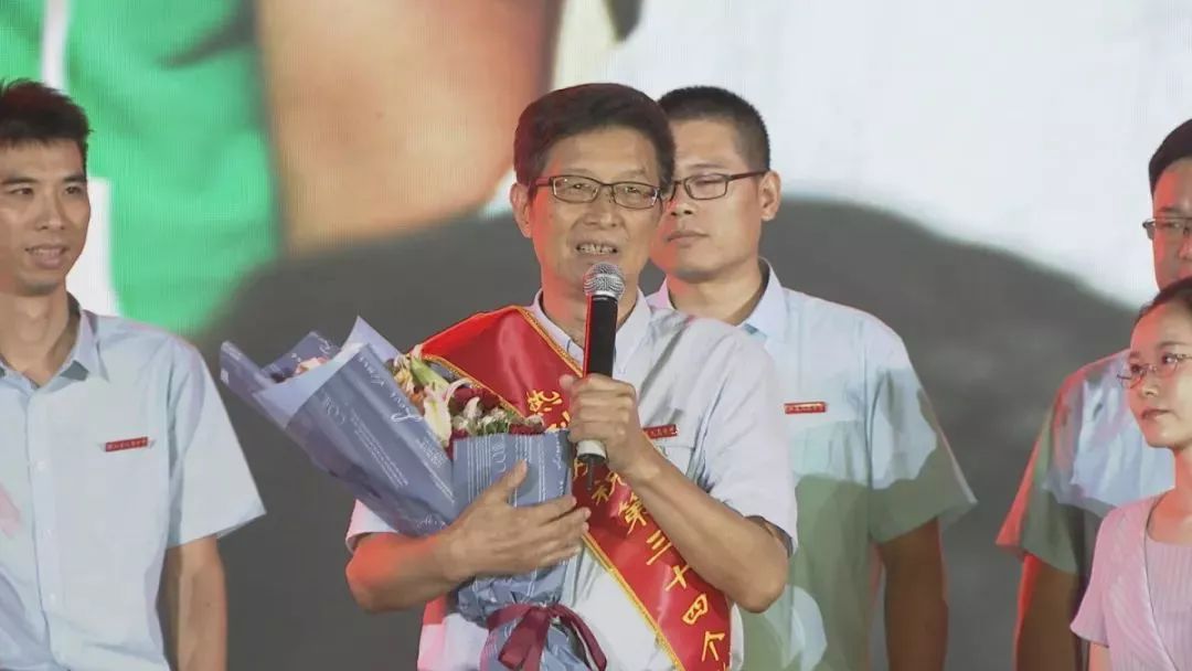 初心在身边吴加澍春风化雨育桃李一片丹心献教育