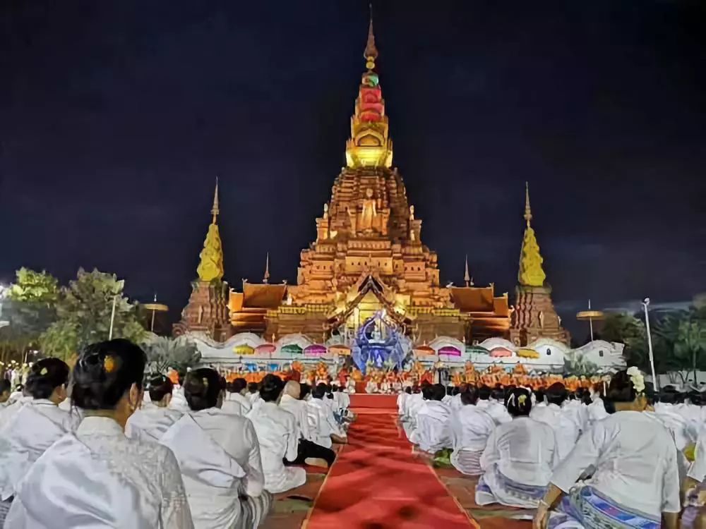 最为经典的傣泰节庆环节放高升,孔明灯,摆市,集体舞等则是由在市区内