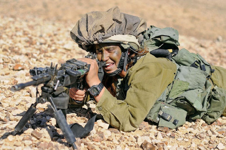 原创以色列士兵头顶为何"顶蘑菇"?被黑枪打怕了,发明特战神器