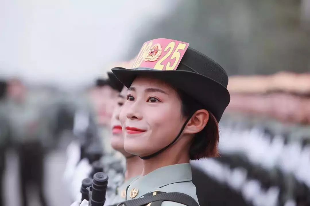 我校2013級學生王爽參加國慶閱兵式女兵方隊受閱