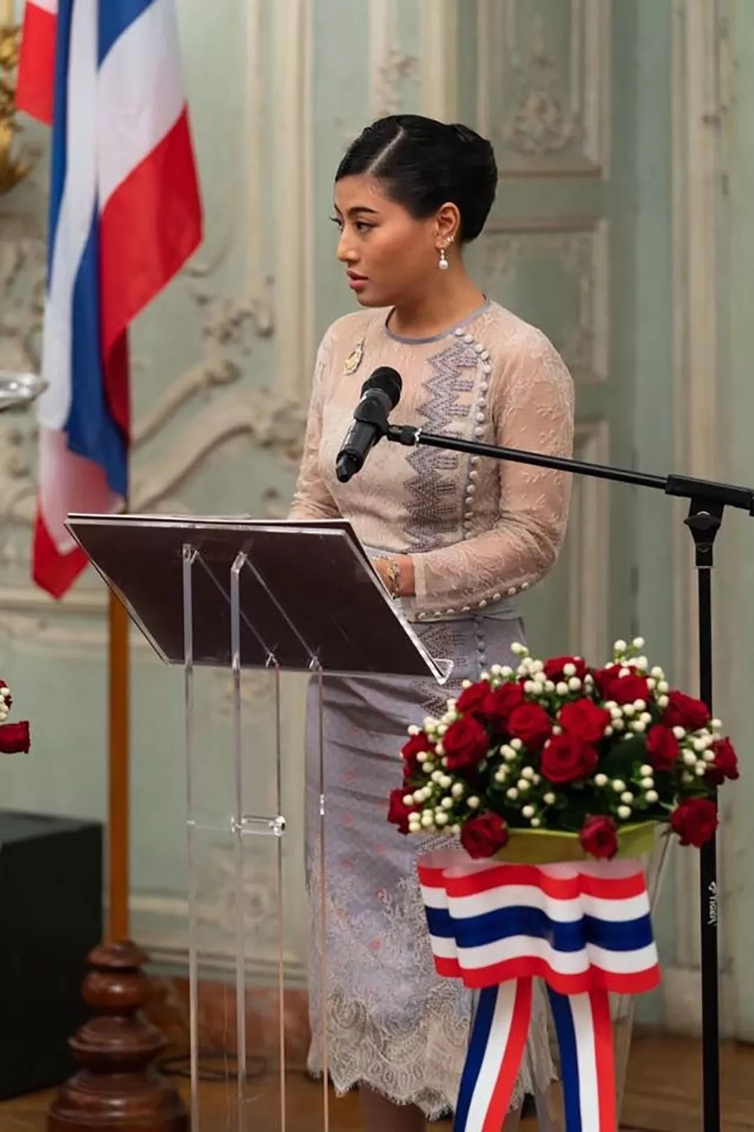 原创泰国小公主出访法国扔掉皇家老一套时尚穿搭令人眼前一亮