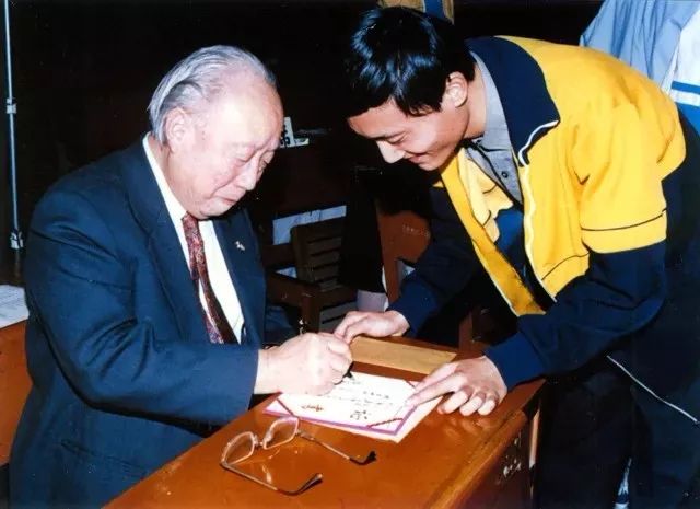 1988年 钱伟长为上海工业大学第二届学生英语竞赛获奖学生签名两年