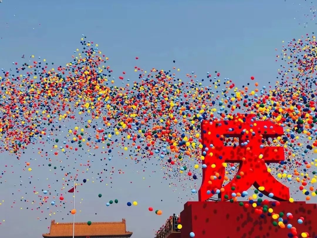 今日廊坊丨国庆阅兵,廊坊小伙参与指导放飞7万只气球!