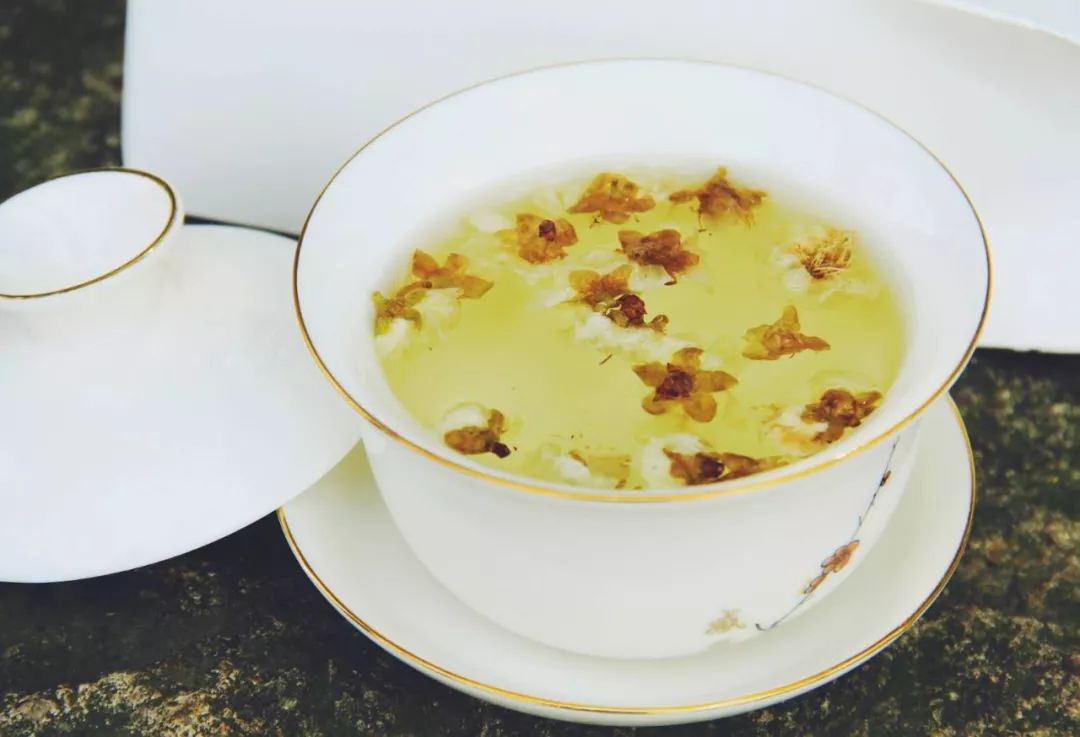 还有造型优美,芳香四溢的梅花酥茶点,在老师的带领下一起品尝鉴赏.