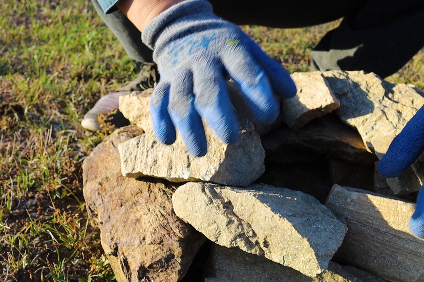 搬石头搭灶用牛粪生火在新疆的大山里过这样的日子很单纯