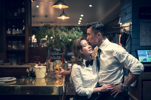 43岁tvb小生陈山聪拍婚照获胡杏儿相助,刷尽人情卡拍出大片效果