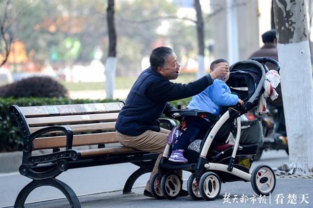 湖北省心理咨询师协会会长肖劲松教授指出,老人带孩子全情投入,孩子