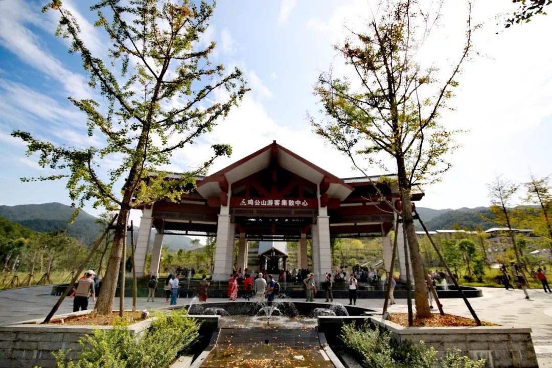行至游客集散中心(毗邻波尔登森林公园)后稍事休息,入园手续.