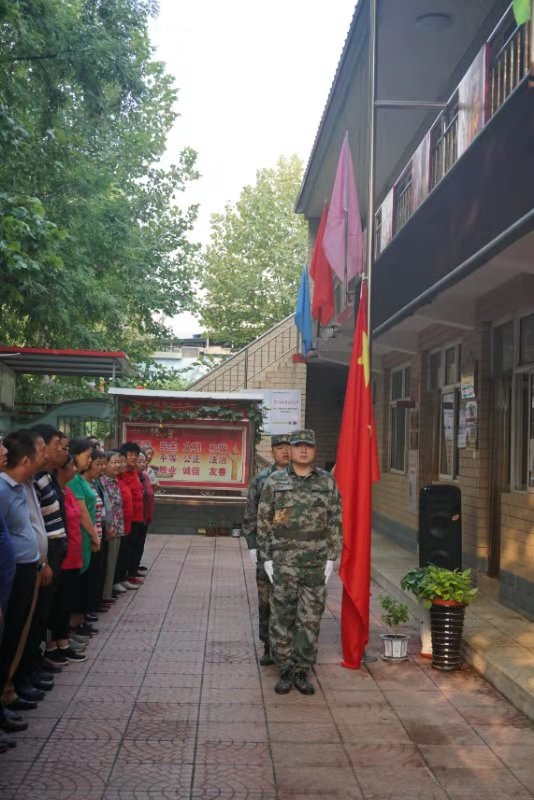 石家庄钟家庄举行升国旗仪式集体高唱国歌