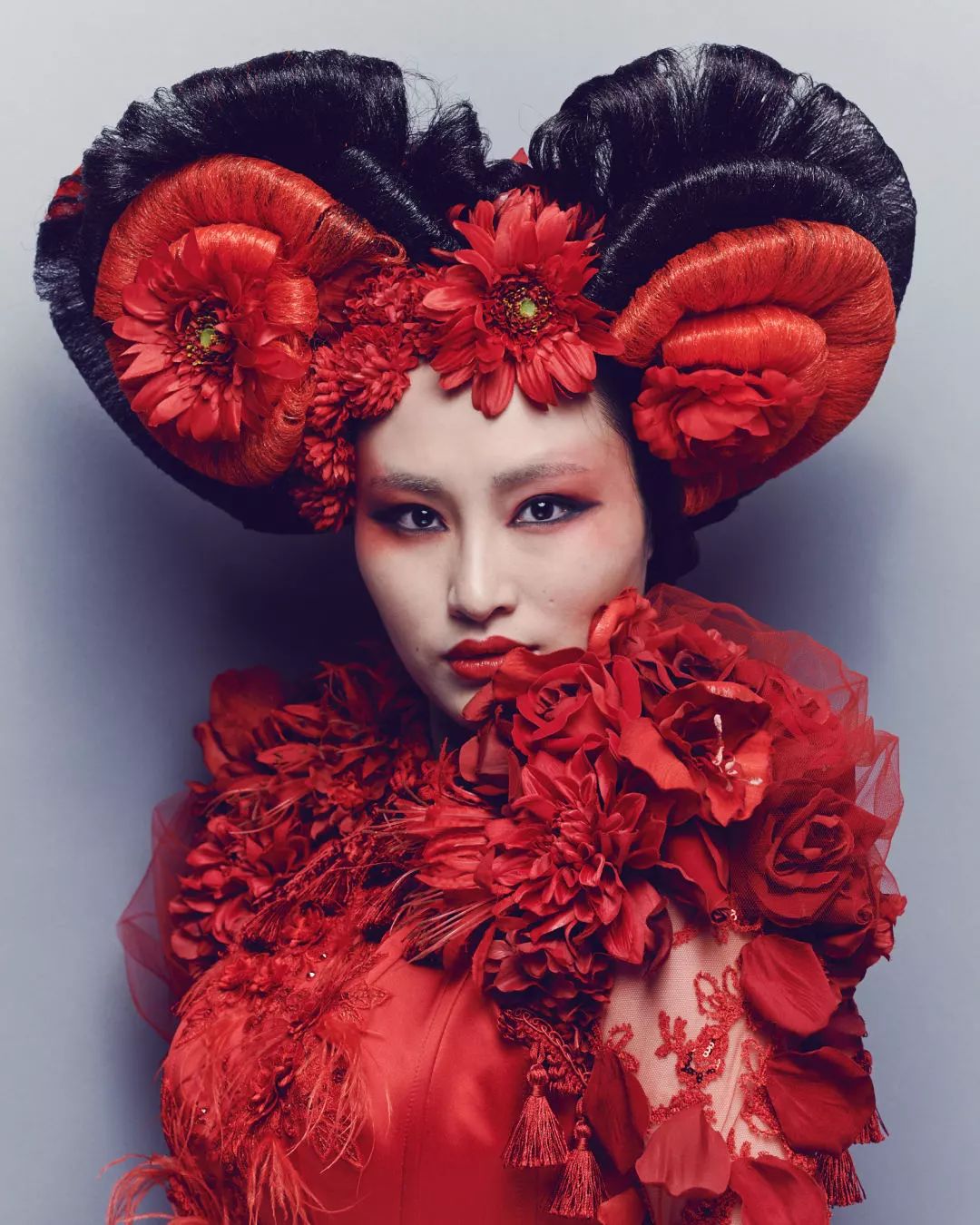 以缤纷想象力进行创意碰撞摩登质感跃然舞台方寸之间聚焦现代都市潮流