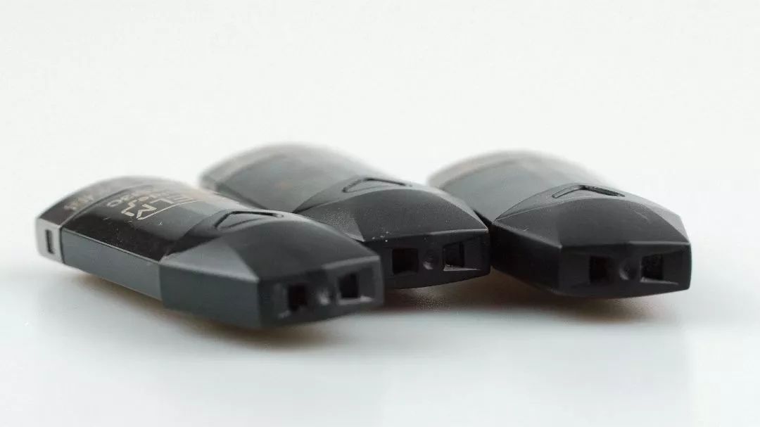 nut坚果小烟现阶段共拥有蓝色,黑色,灰色三种颜色可供选择,而烟弹则