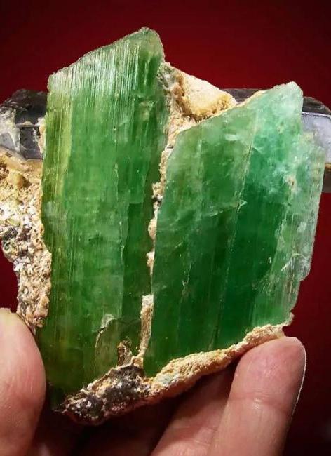 可是有些古板的矿物学家偏偏要叫我"翠绿锂辉石"?